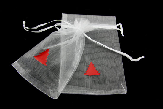 Organza zakjes 10 x 15 cm wit met rode kerstboom